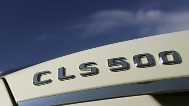 Mercedes CLS 500 blanc logo coffre