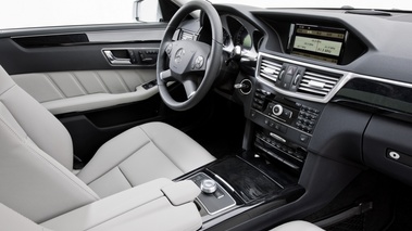 Mercedes E300 L - grise - tableau de bord