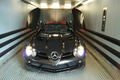 Mercedes McLaren SLR 722s Roadster noir face avant ascenceur portes ouvertes 