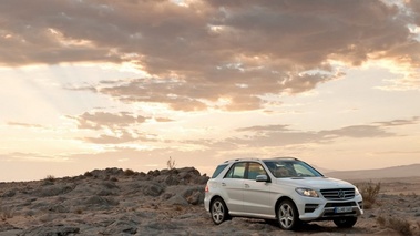 Mercedes ML 2012 blanc 3/4 avant coucher de soleil