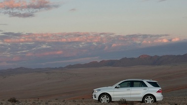 Mercedes ML 2012 blanc profil coucher de soleil