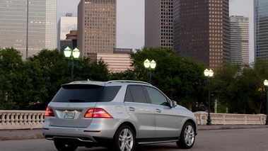 Mercedes ML 2012 gris 3/4 arrière ville