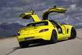 Mercedes SLS AMG E-Cell jaune 3/4 arrière droit portes ouvertes penché