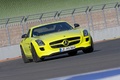 Mercedes SLS AMG E-Cell jaune 3/4 avant droit penché 2