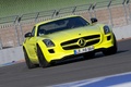 Mercedes SLS AMG E-Cell jaune 3/4 avant droit penché 3