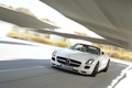 Mercedes SLS AMG roadster - blanc - 3/4 avant gauche, dynamique