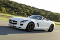 Mercedes SLS AMG Roadster blanc 3/4 avant gauche travelling penché 2