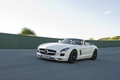 Mercedes SLS AMG Roadster blanc 3/4 avant gauche travelling penché 3