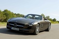 Mercedes SLS AMG Roadster marron satiné 3/4 avant gauche travelling penché 3