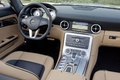 Mercedes SLS AMG Roadster marron satiné tableau de bord