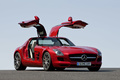 Mercedes SLS AMG rouge 3/4 avant droit portes ouvertes