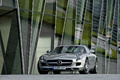 Mercedes SLS AMG rouge 3/4 avant gauche 3