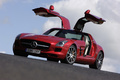 Mercedes SLS AMG rouge 3/4 avant gauche portes ouvertes penché