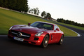 Mercedes SLS AMG rouge 3/4 avant gauche travelling penché