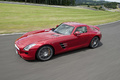 Mercedes SLS AMG rouge 3/4 avant gauche travelling vue de haut