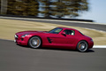 Mercedes SLS AMG rouge profil travelling penché