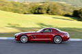 Mercedes SLS AMG rouge profil travelling