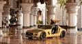 SLS AMG Gold - 3/4 avant gauche, portes ouvertes, dans un palais