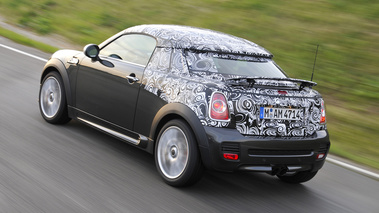 Mini Coupé John Cooper Works - gris - camouflé, 3/4 arrière droit, dynamique