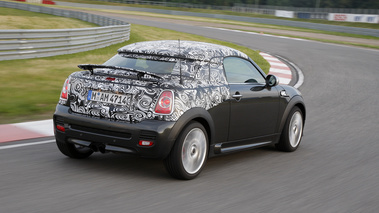 Mini Coupé John Cooper Works - gris - camouflé, 3/4 arrière droit, dynamique