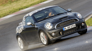 Mini Coupé John Cooper Works - gris - camouflé, 3/4 avant droit, dynamique