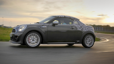 Mini Coupé John Cooper Works - gris - camouflé, 3/4 avant gauche, dynamique