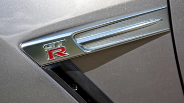 Nissan GTR anthracite logo aile