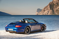 Porsche 911 Carrera GTS - roadster bleu - 3/4 arrière droit