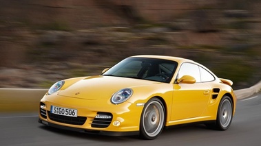 Porsche 911 Turbo 2009 - jaune - 3/4 avant gauche dynamique