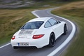Porsche 997 Carrera GTS blanc 3/4 arrière droit travelling penché