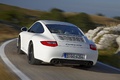 Porsche 997 Carrera GTS blanc 3/4 arrière gauche travelling penché 2