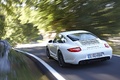 Porsche 997 Carrera GTS blanc 3/4 arrière gauche travelling penché 3