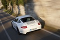 Porsche 997 Carrera GTS blanc 3/4 arrière gauche travelling penché vue de haut 2