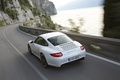 Porsche 997 Carrera GTS blanc 3/4 arrière gauche travelling penché vue de haut
