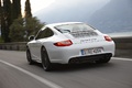 Porsche 997 Carrera GTS blanc 3/4 arrière gauche travelling penché