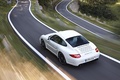 Porsche 997 Carrera GTS blanc 3/4 arrière gauche travelling vue de haut
