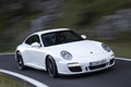 Porsche 997 Carrera GTS blanc 3/4 avant droit travelling penché