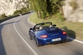 Porsche 997 Carrera GTS Cabriolet bleu 3/4 arrière gauche travelling penché vue de haut 2