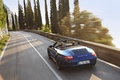 Porsche 997 Carrera GTS Cabriolet bleu 3/4 arrière gauche travelling penché vue de haut 4