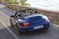 Porsche 997 Carrera GTS Cabriolet bleu 3/4 arrière gauche travelling penché vue de haut