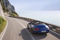 Porsche 997 Carrera GTS Cabriolet bleu 3/4 arrière gauche travelling vue de haut