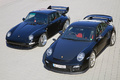 Porsche 997 GT2 RS noir & 993 GT2 noir 3/4 avant gauche vue de haut