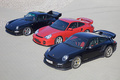 Porsche 997 GT2 RS noir & 996 GT2 rouge & 993 GT2 noir 3/4 avant gauche vue de haut