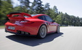 Porsche 997 GT2 RS rouge 3/4 arrière droit travelling penché