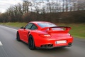 Porsche 997 GT2 RS rouge 3/4 arrière gauche travelling