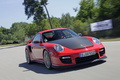 Porsche 997 GT2 RS rouge 3/4 avant droit travelling penché 3
