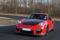 Porsche 997 GT2 RS rouge 3/4 avant gauche travelling penché 2