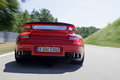 Porsche 997 GT2 RS rouge face arrière travelling penché