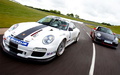Porsche 997 GT3 MkII Cup blanc & 997 GT3 RS MkII anthracite 3/4 avant droit travelling penché