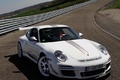 Porsche 997 GT3 RS 4.0 blanc 3/4 avant droit debout